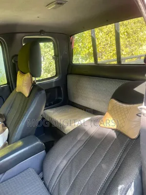 Toyota Hilux 2000 Burgundy