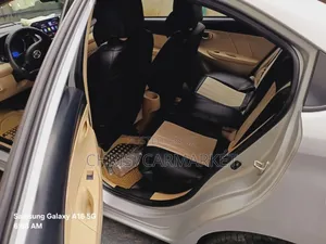 Toyota Yaris SE Hatchback 5dr 2014 Silver