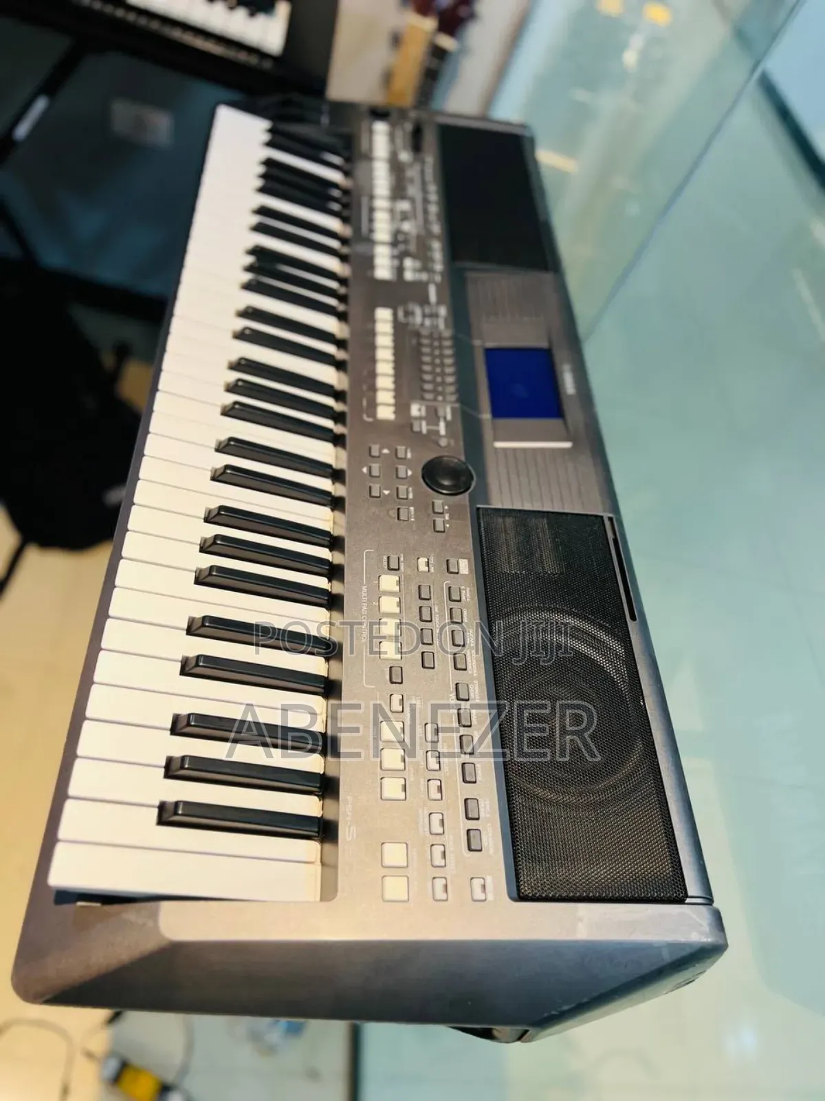 Yamaha PSR S670 Keyboard Piano