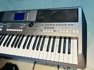 Yamaha PSR S670 Keyboard Piano