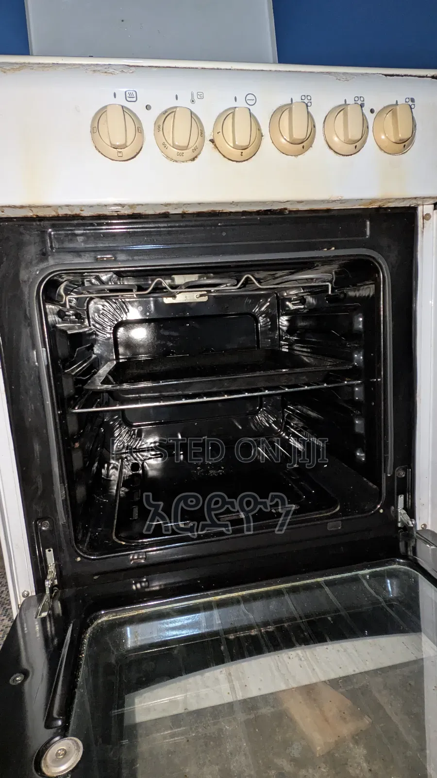 ባለ 3 Cylinder እና 1 Electric Stove ከነ Oven. Stove With Oven