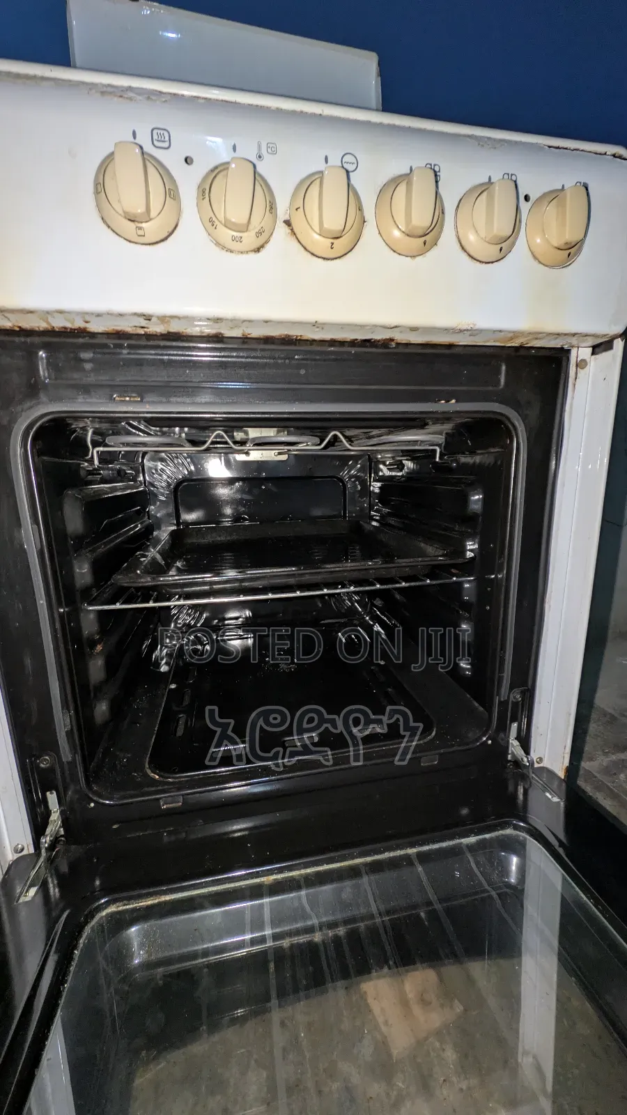 ባለ 3 Cylinder እና 1 Electric Stove ከነ Oven. Stove With Oven