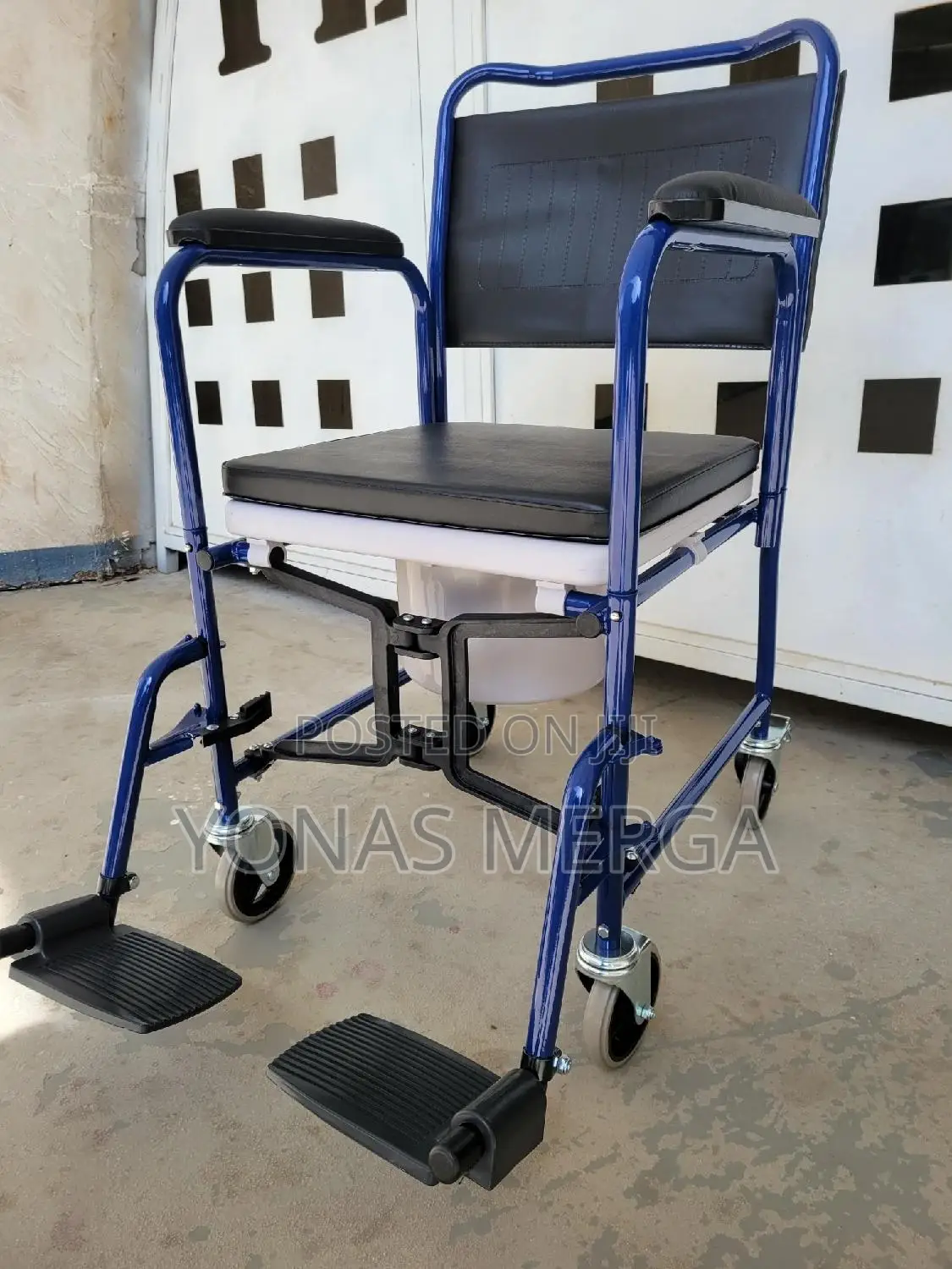 Wheeled Bedside Commode血兕locking Caster Wheels, Cushion Seat -Suitable