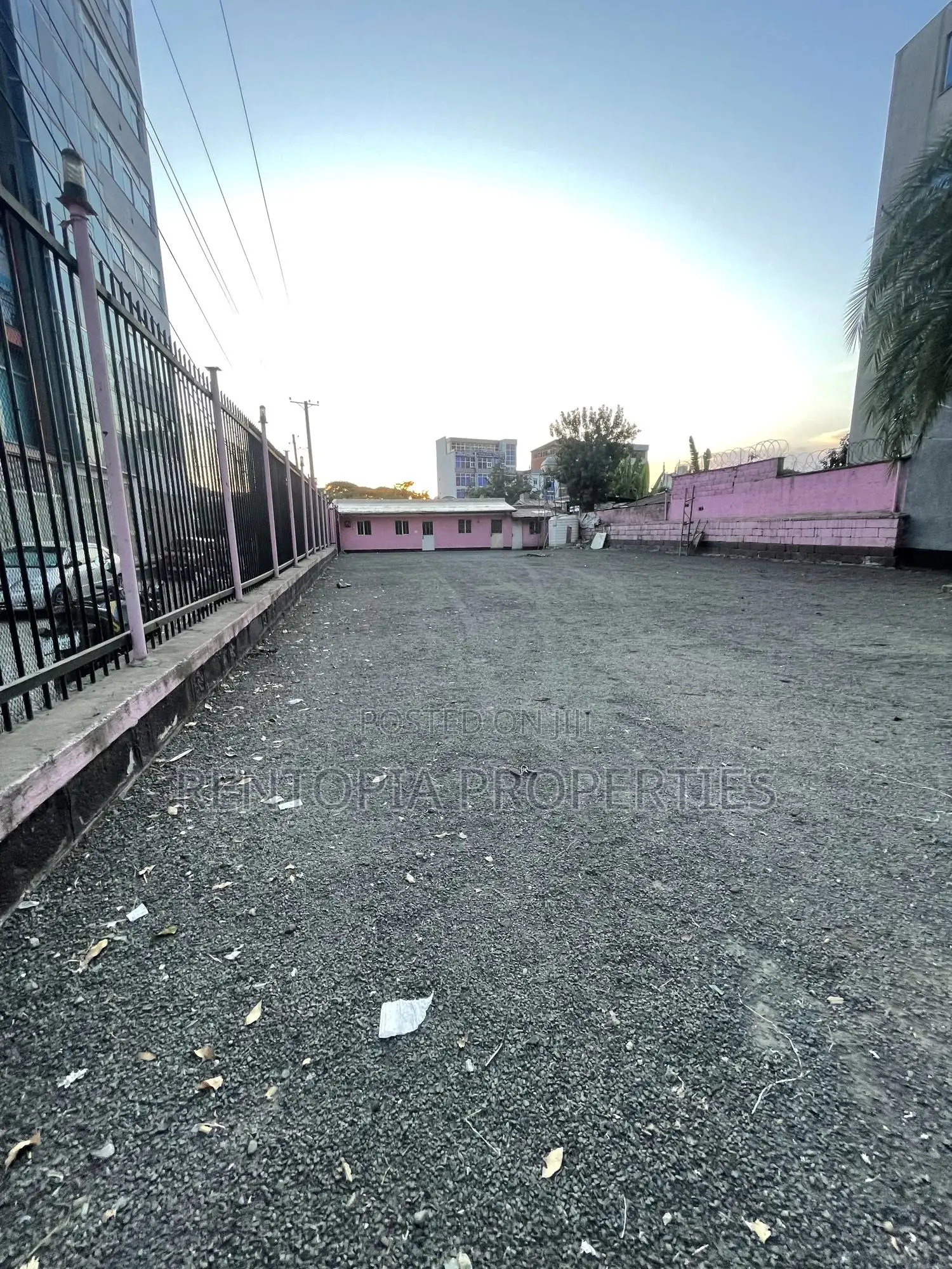 700sqm Car Showroom for Rent – Meskel Flower