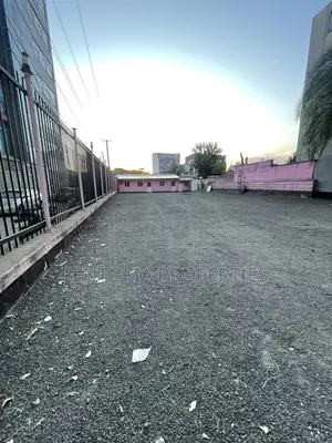 700sqm Car Showroom for Rent – Meskel Flower