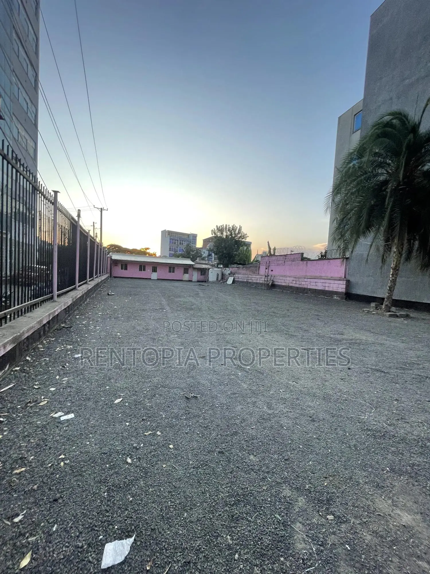 700sqm Car Showroom for Rent – Meskel Flower