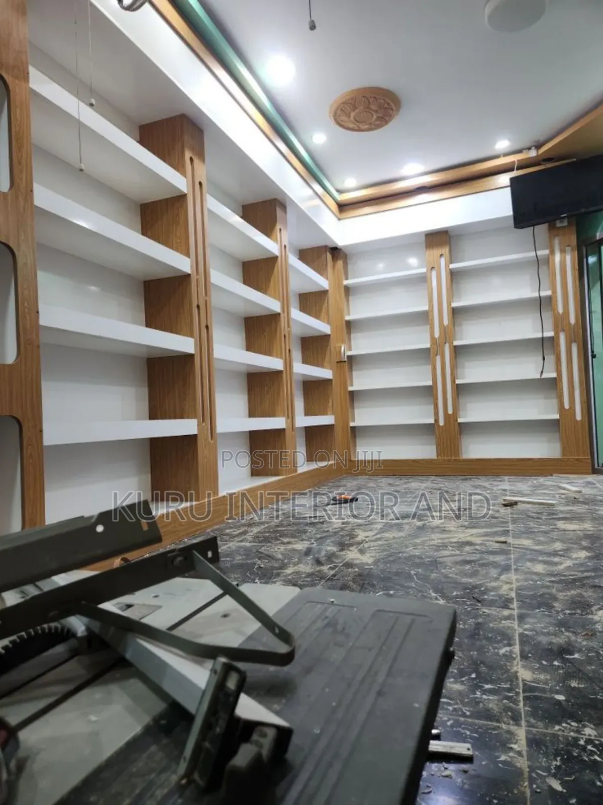 Boutique Cosmo Shelf 14500 Bir Per M2