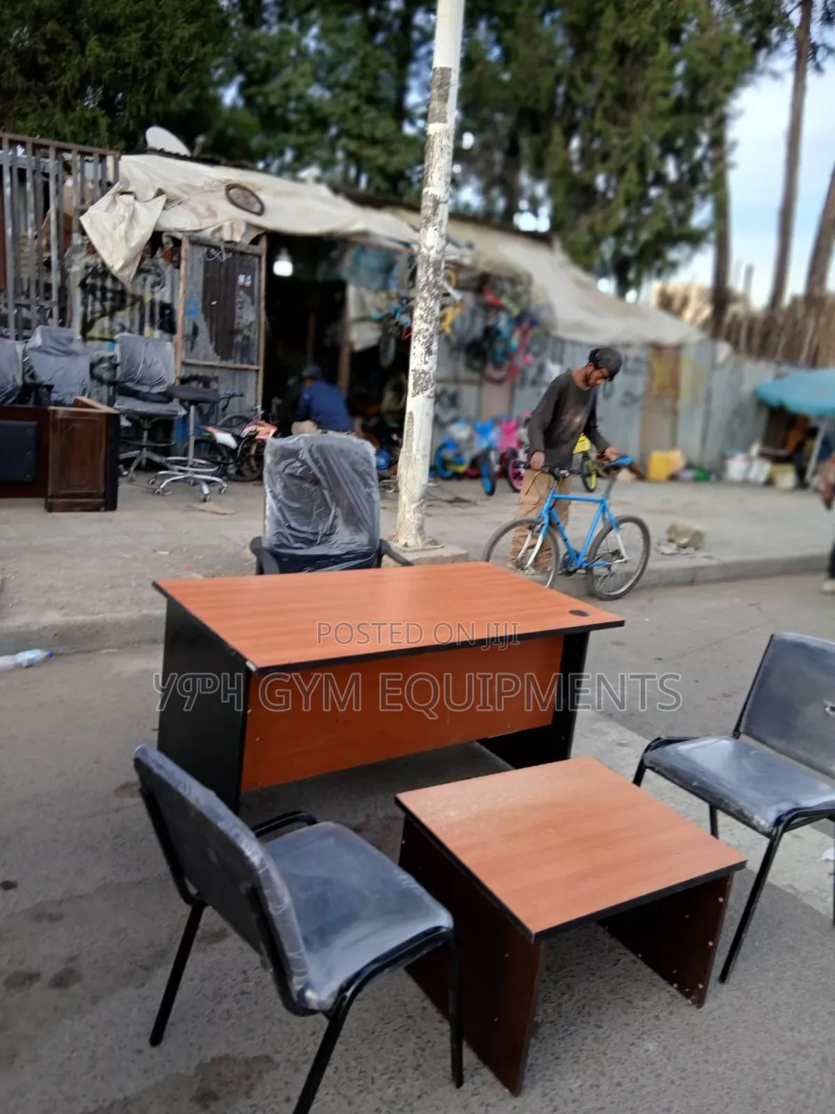 Executive Office Furniture Set - Desk, Chairs Side Table!