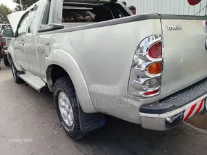 Photo - Toyota Hilux 2010 Silver