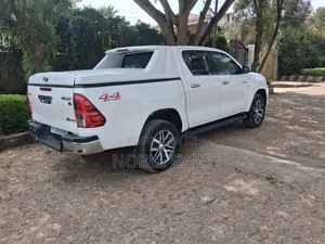 Photo - Toyota Hilux 2017 White