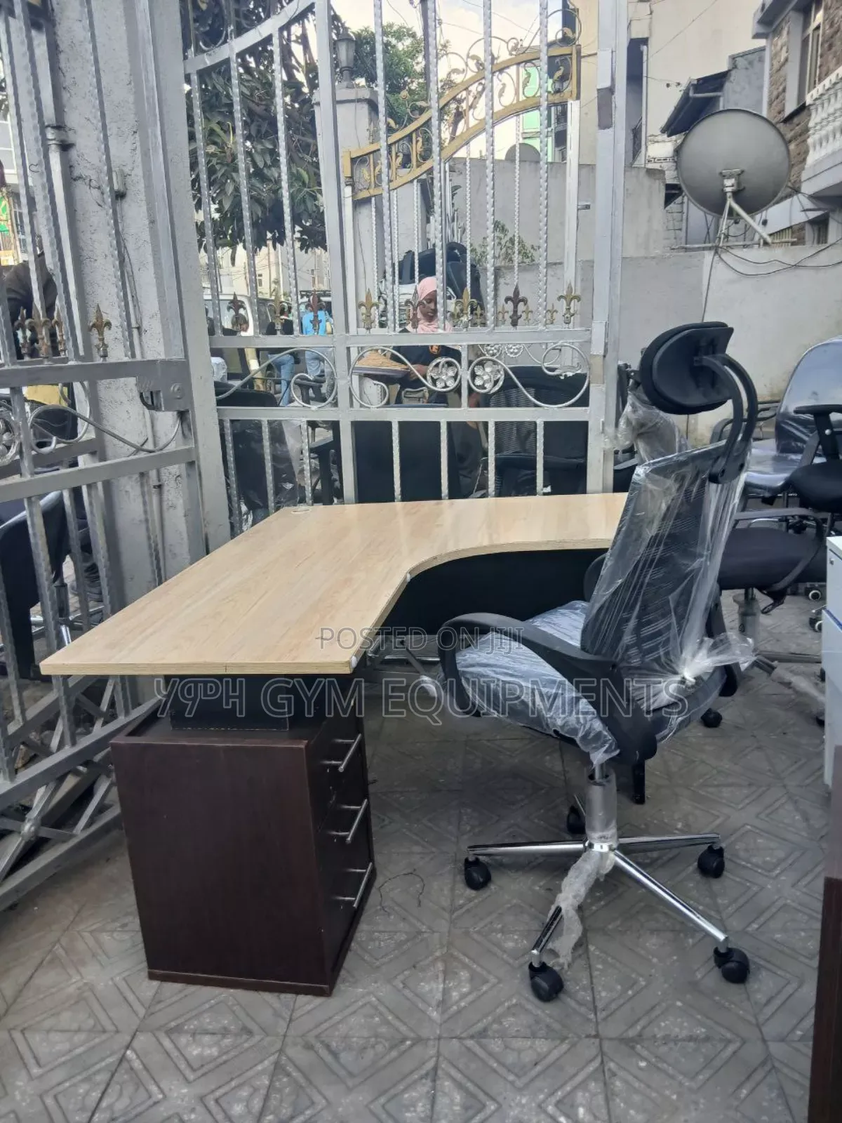 Executive Office Furniture Set - Desk, Chairs Side Table!