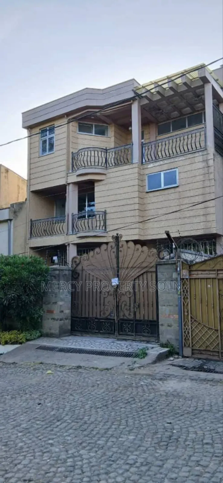 Furnished 8bdrm House in Bole for sale