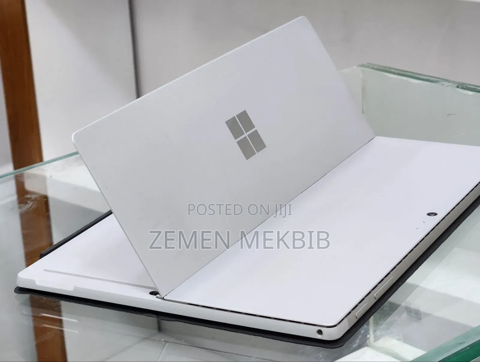 New Laptop Microsoft Surface 8GB Intel Core I7 SSD 256GB