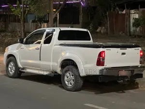 Toyota Hilux SR 4x4 2013 White