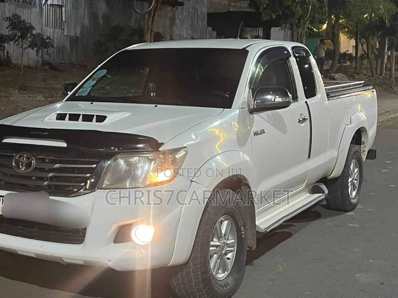 Toyota Hilux SR 4x4 2013 White