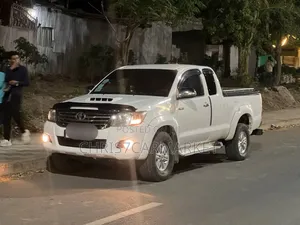 Toyota Hilux SR 4x4 2013 White