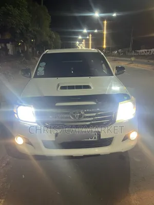 Toyota Hilux SR 4x4 2013 White