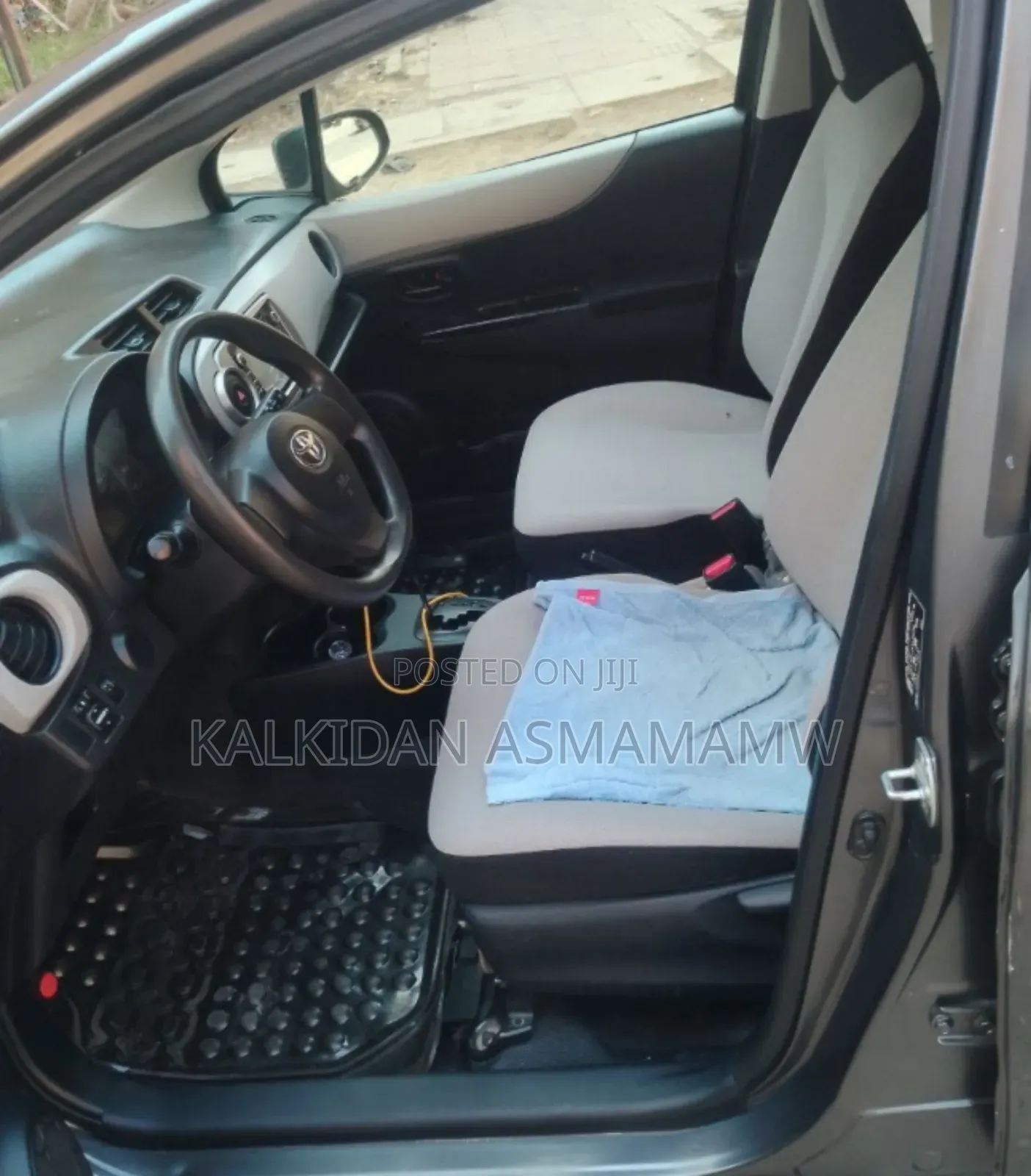 Toyota Yaris 2012 Brown