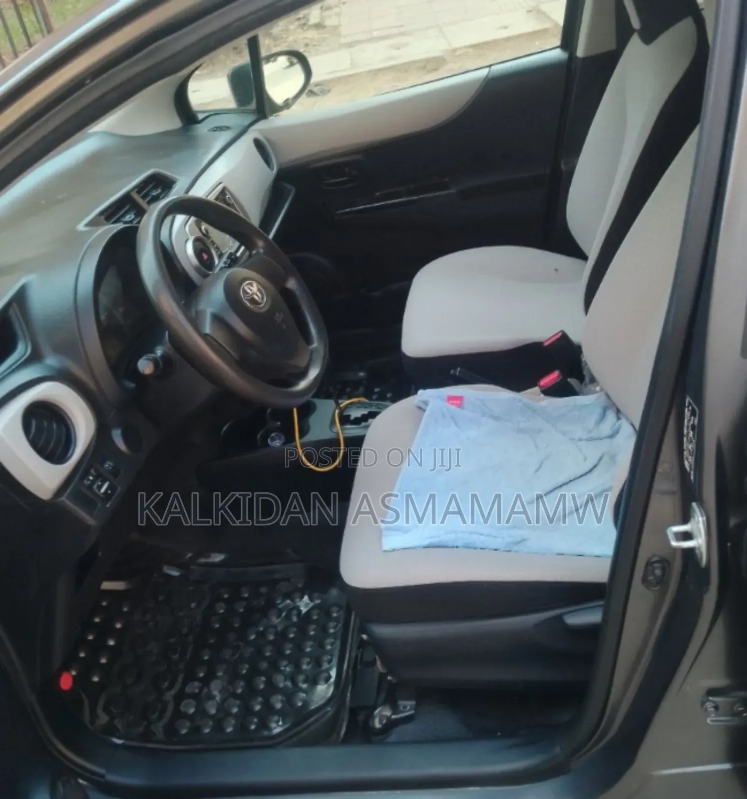 Toyota Yaris 2012 Brown