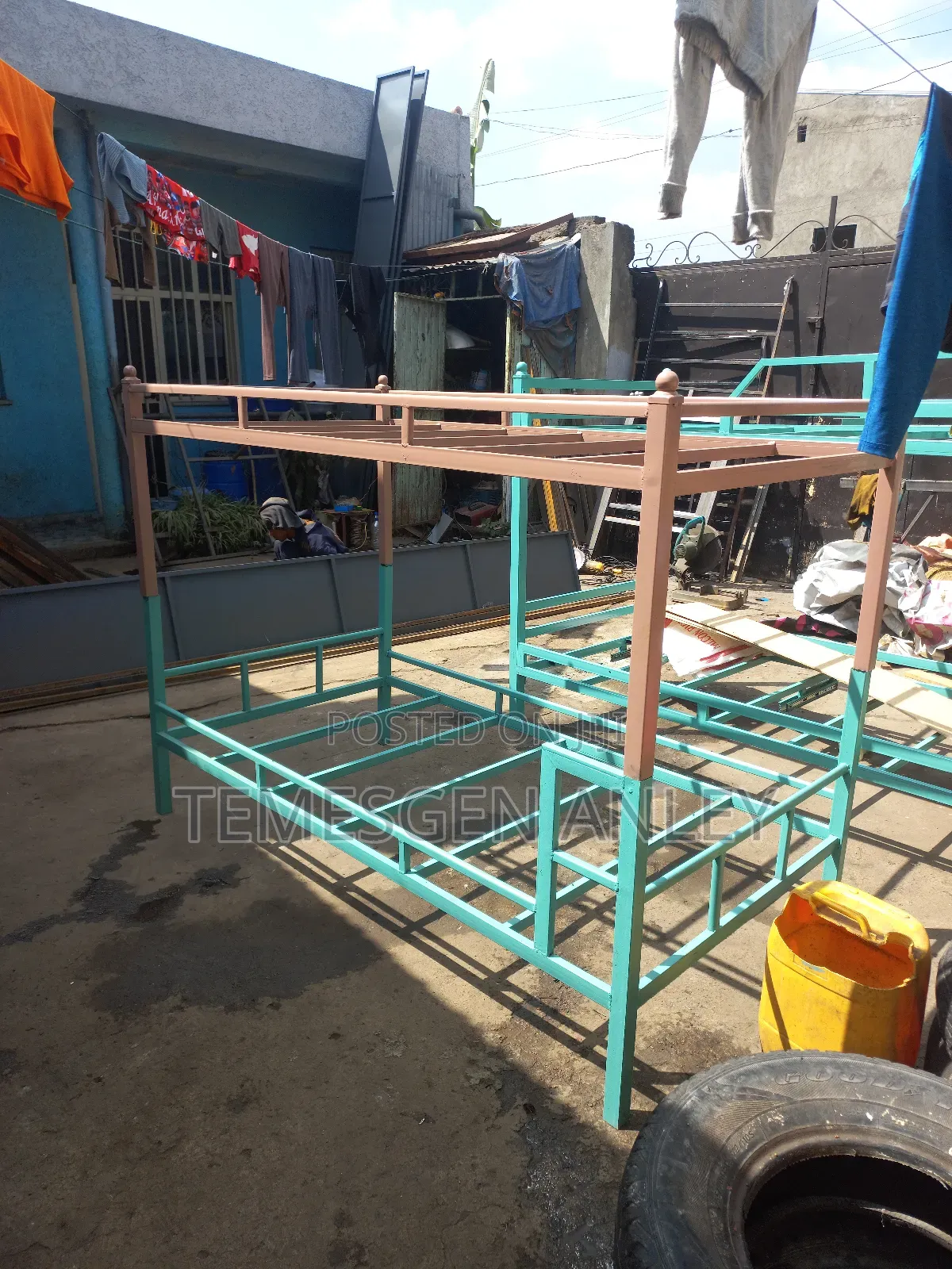 ተደራራቢ አንድ ሜትር አልጋ