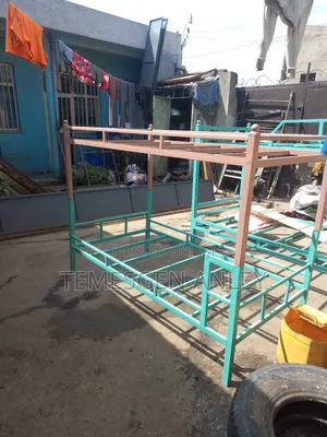 ተደራራቢ አንድ ሜትር አልጋ