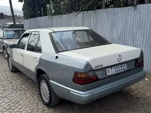 Mercedes-Benz E200 1985 White