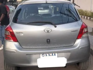 Toyota Yaris Base Hatchback 5dr 2011 Silver