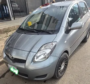 Toyota Yaris Base Hatchback 5dr 2011 Silver