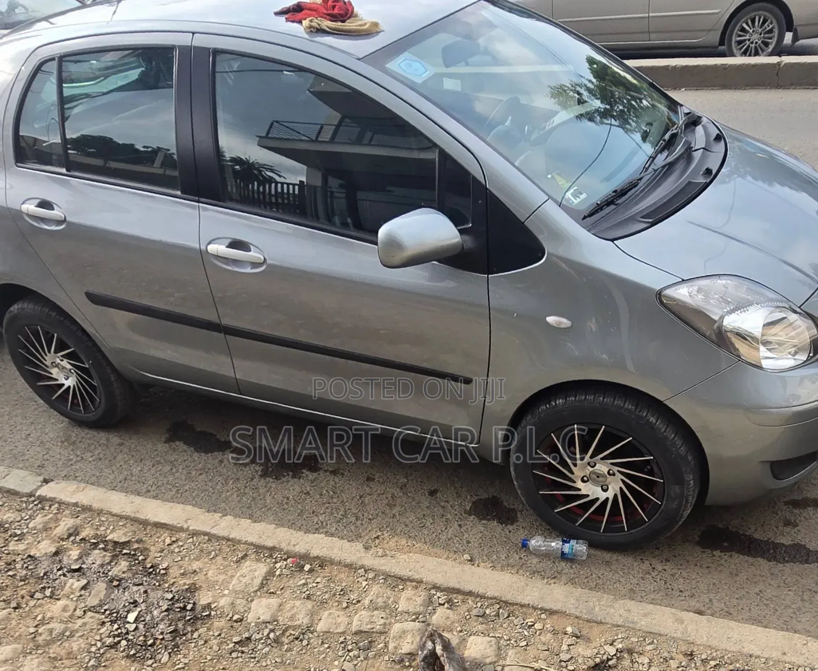 Toyota Yaris Base Hatchback 5dr 2011 Silver