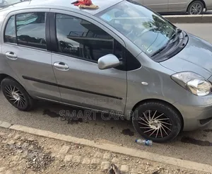 Toyota Yaris Base Hatchback 5dr 2011 Silver