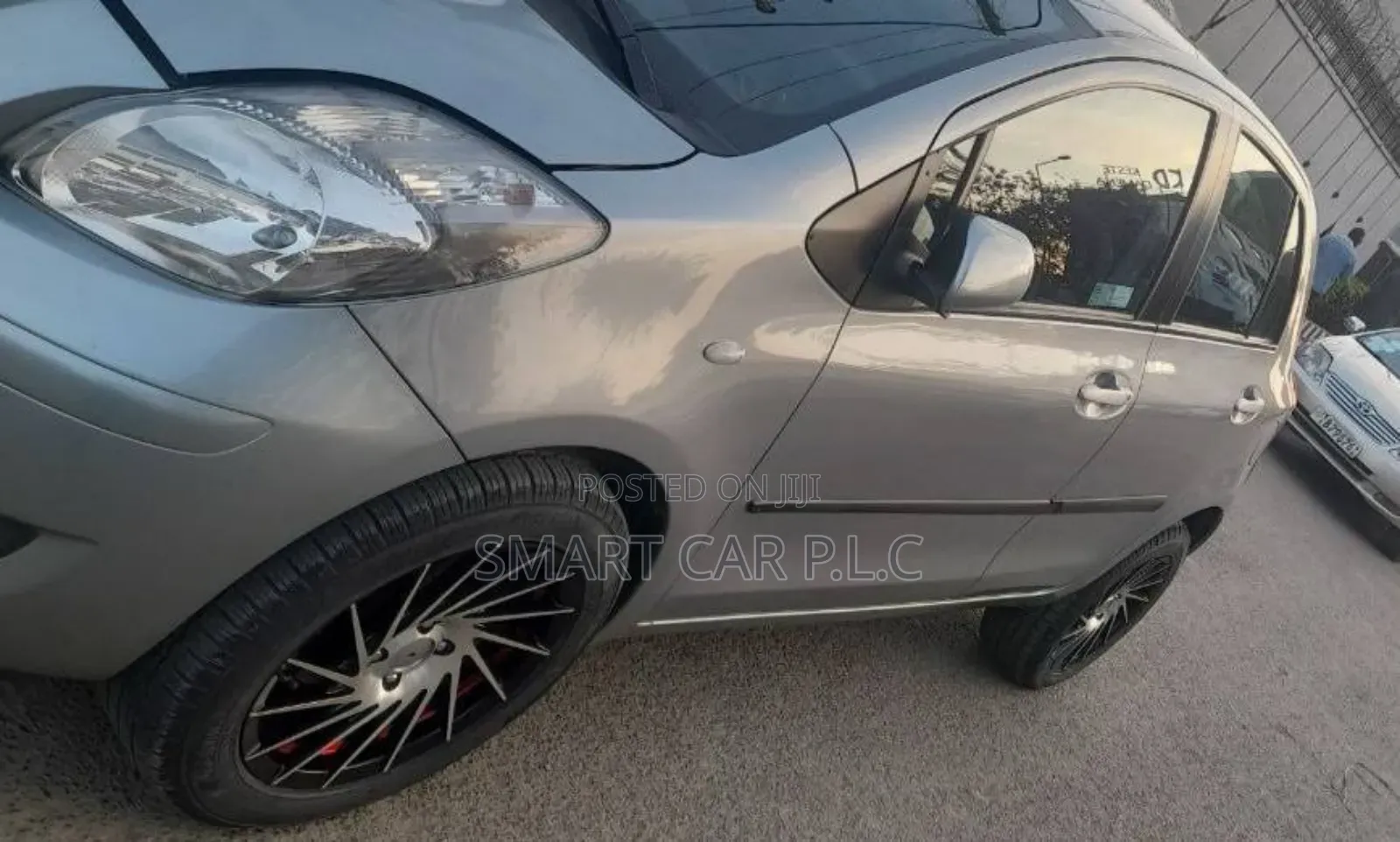 Toyota Yaris Base Hatchback 5dr 2011 Silver