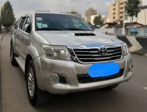Photo - Toyota Hilux 2013 Silver