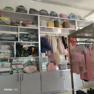 ለሽያጭ የቀረበ ደረጃውን የጠበቀ ሙሉ የልጆች ልብስ መደብር