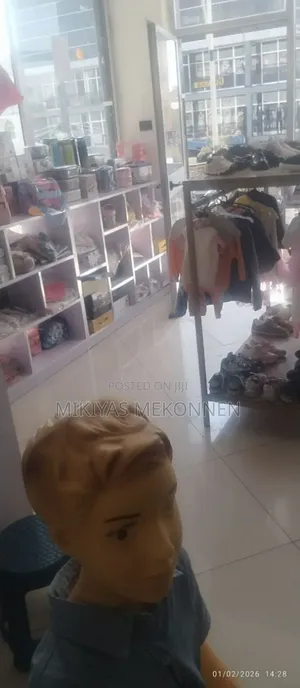 ለሽያጭ የቀረበ ደረጃውን የጠበቀ ሙሉ የልጆች ልብስ መደብር