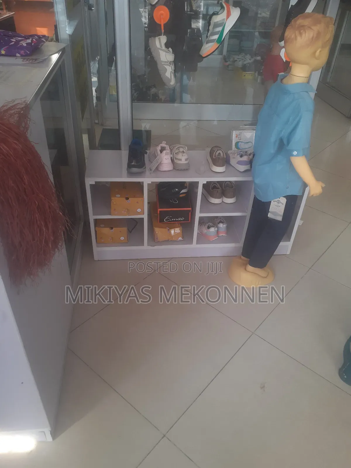 ለሽያጭ የቀረበ ደረጃውን የጠበቀ ሙሉ የልጆች ልብስ መደብር