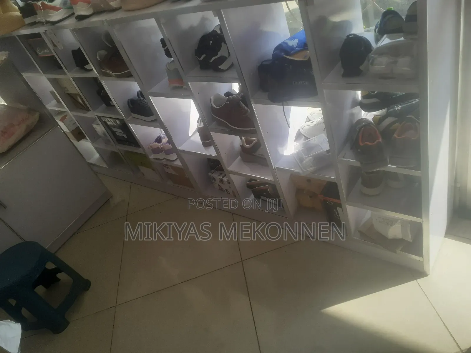 ለሽያጭ የቀረበ ደረጃውን የጠበቀ ሙሉ የልጆች ልብስ መደብር