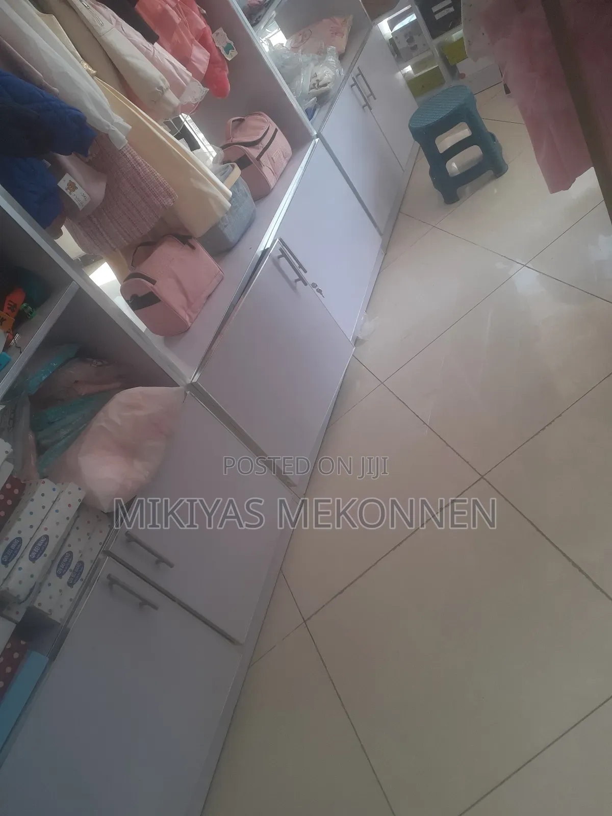 ለሽያጭ የቀረበ ደረጃውን የጠበቀ ሙሉ የልጆች ልብስ መደብር