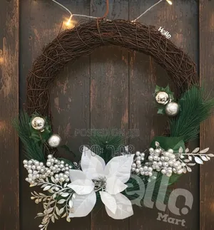 Christmas Wreath Featuring Silver Bauble