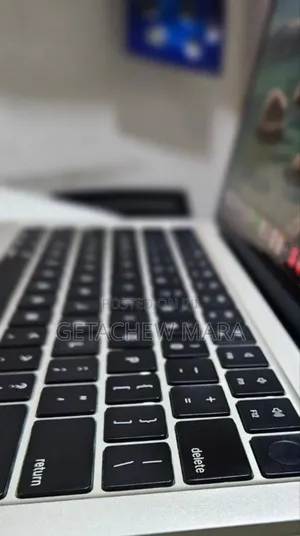 New Laptop Apple MacBook Pro 2022 M2 8GB Intel SSD 256GB