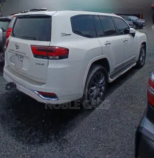 Toyota Land Cruiser 2022 Ivory