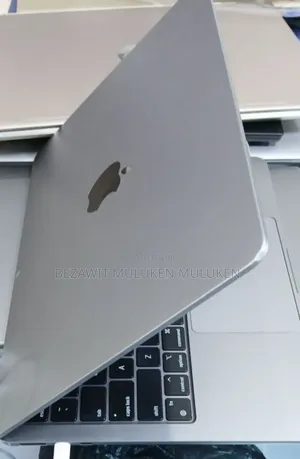 New Laptop Apple MacBook Pro 2022 M2 16GB Apple M2 SSD 256GB