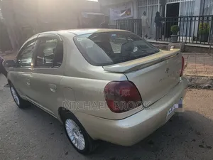 Toyota Platz 2001 Gold