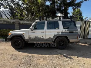 Toyota Land Cruiser 2011 White