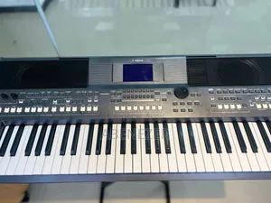 Yamaha PSR S670 Keyboard
