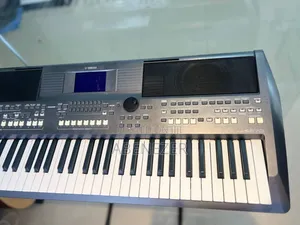 Yamaha PSR S670 Keyboard