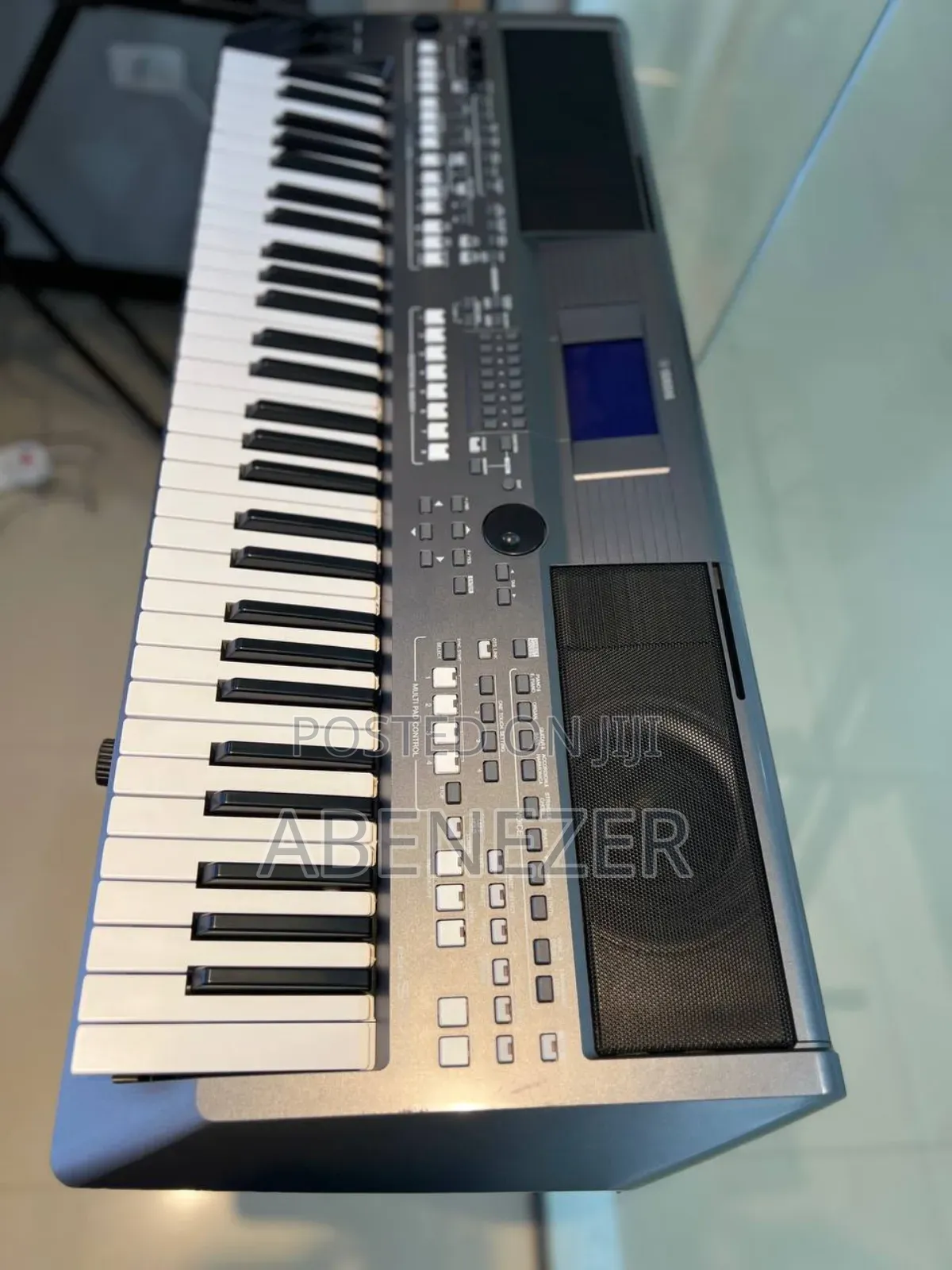 Yamaha PSR S670 Piano Keyboard