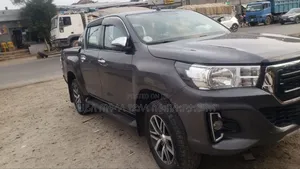 Toyota Hilux 2020 Maroon