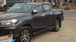 Toyota Hilux 2020 Maroon
