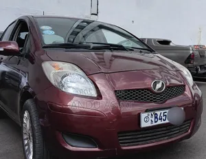 Toyota Yaris Base Hatchback 5dr 2010 Red