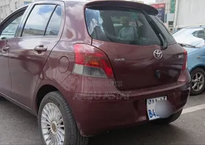 Toyota Yaris Base Hatchback 5dr 2010 Red